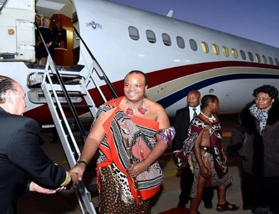 Bất chấp những lời phản đối, vua Mswati III vẫn mua thêm một chiếc phi cơ riêng vào lần sinh nhật thứ 44 nhằm “giúp ông có những giờ phút đi chơi thư giãn hơn”. Ảnh: Allafrica