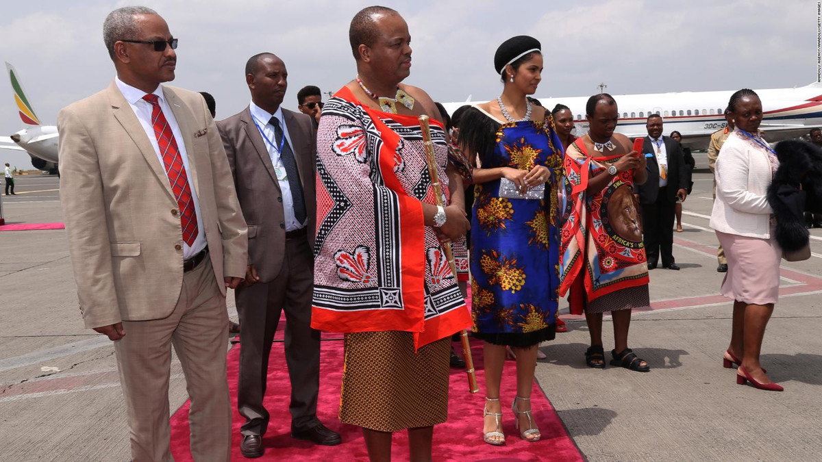 Thú chơi của nhà vua tai tiếng đến mức tháng 5/2012, trong chuyến thăm lâu đài Windsor (Anh), một cuộc biểu tình diễn ra bên ngoài khách sạn ông ở với lời kêu gọi nhà vua “chấm dứt lối sống xa hoa”. Ảnh: CNN