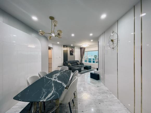 Đặc biệt, không gian sống toàn bộ được lát đá marble cao cấp. Ảnh: Ngoisao