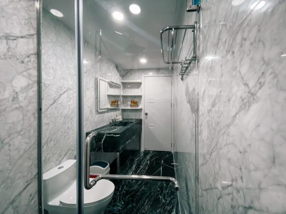 Phòng tắm thiết kế hiện đại và sang trọng. Ảnh: Ngoisao