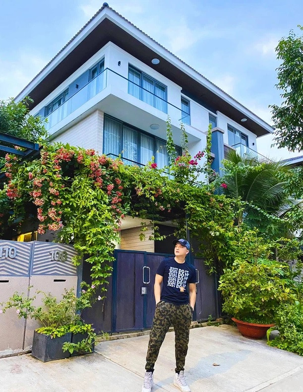 Căn nhà có diện tích 315m2 với 5 phòng ngủ, kiến trúc được thiết kế hiện đại.