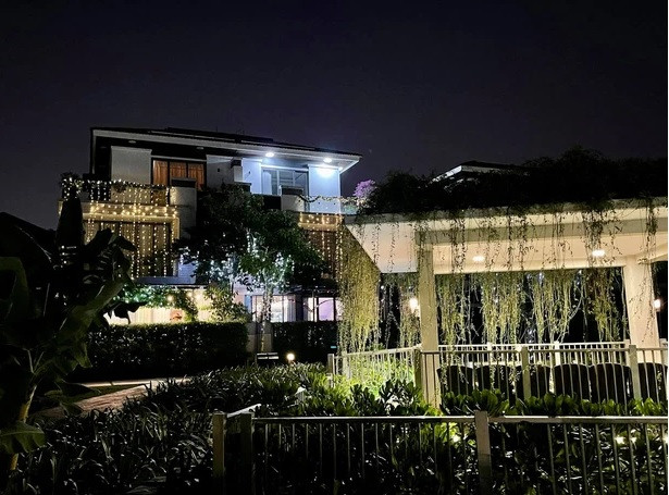 Bao quanh không gian biệt thự là cây cối thoáng mát, lộng gió.