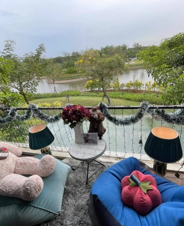 Ban công với tầm nhìn ra sông cực kỳ đẹp mắt. Nguồn ảnh: FBNV