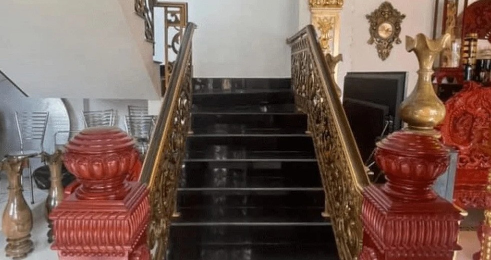 Lan can cầu thang cũng được mạ vàng. Ảnh: Pháp luật &amp; bạn đọc