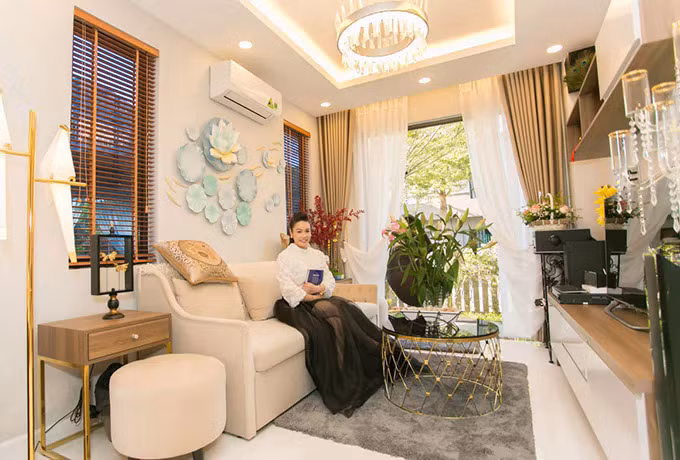 Dù đã ly hôn chồng khoảng 3 năm trước, đến nay Nhật Kim Anh vẫn chọn sống độc thân. Nữ diễn viên sở hữu căn biệt thự với diện tích 220m2 gồm 2 tầng với khoảng sân vườn rộng rãi. Ảnh: FBNV