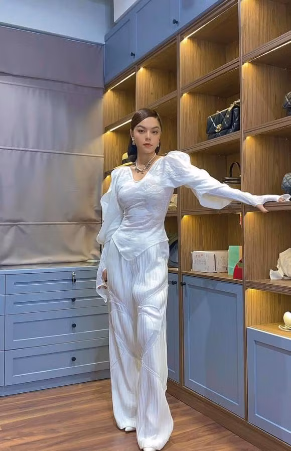 Nữ ca sĩ còn dành một phòng riêng để đồ hiệu. Ảnh chụp màn hình