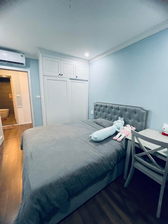 Phòng ngủ có tông màu xanh mát chủ đạo.