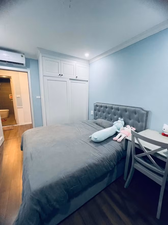 Phòng ngủ có tông màu xanh mát chủ đạo.