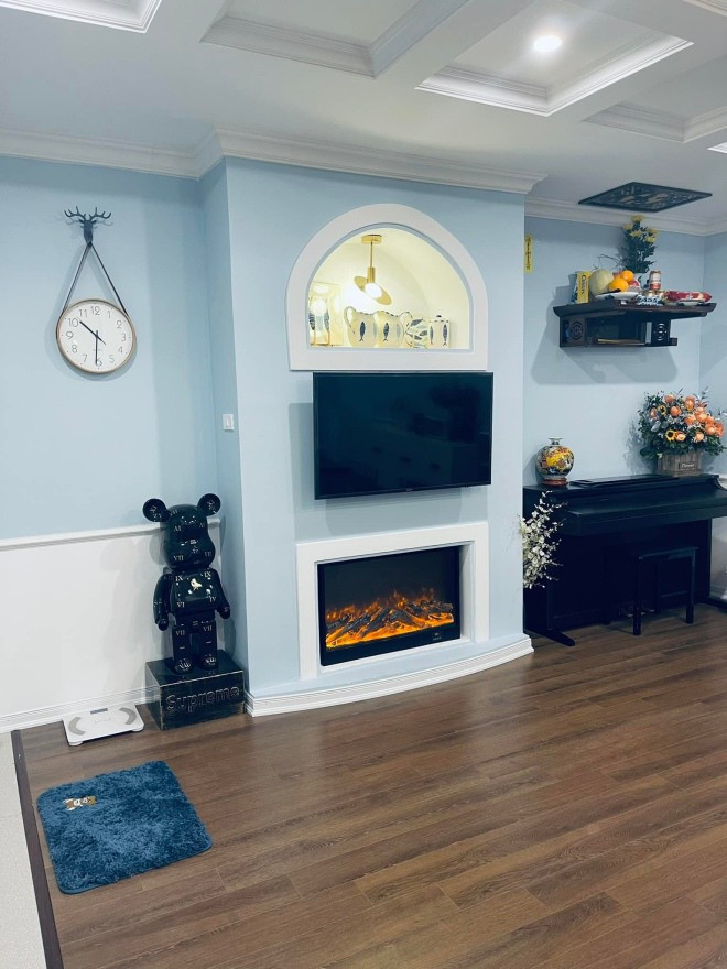 Bên ngoài phòng khách nôi với bếp và bạn công.