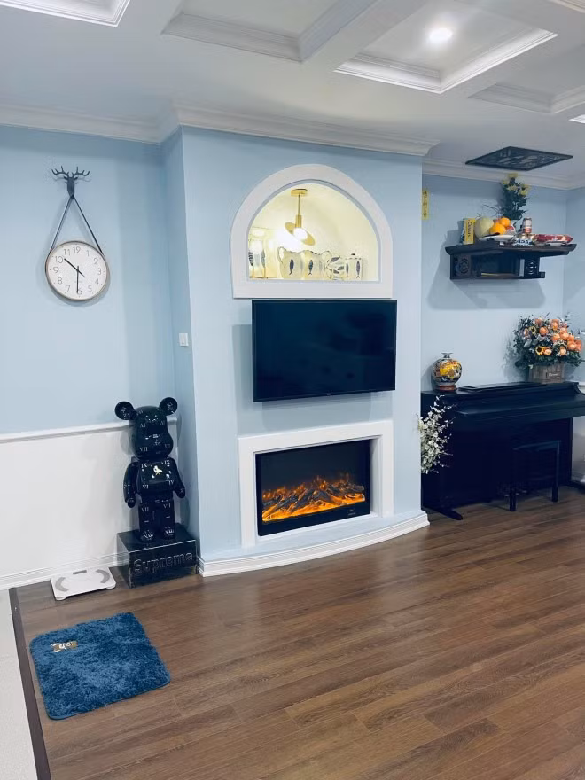 Bên ngoài phòng khách nôi với bếp và bạn công.