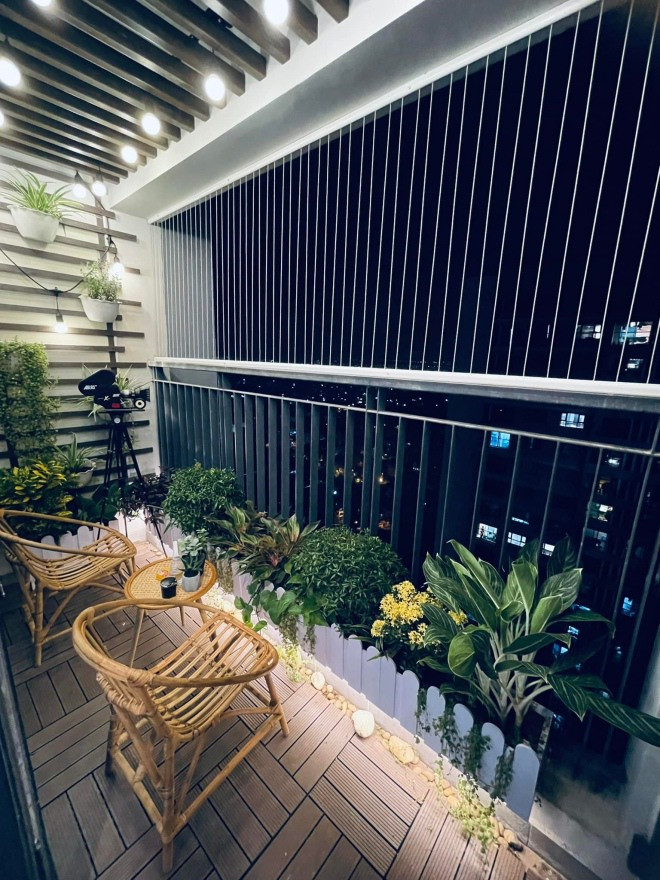 Ban công được Đỗ Duy Nam thiết kế thành khu vực thư giãn ngắm cảnh thành phố.