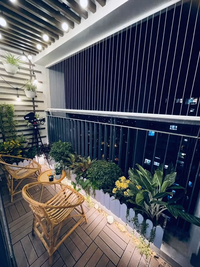 Ban công được Đỗ Duy Nam thiết kế thành khu vực thư giãn ngắm cảnh thành phố.