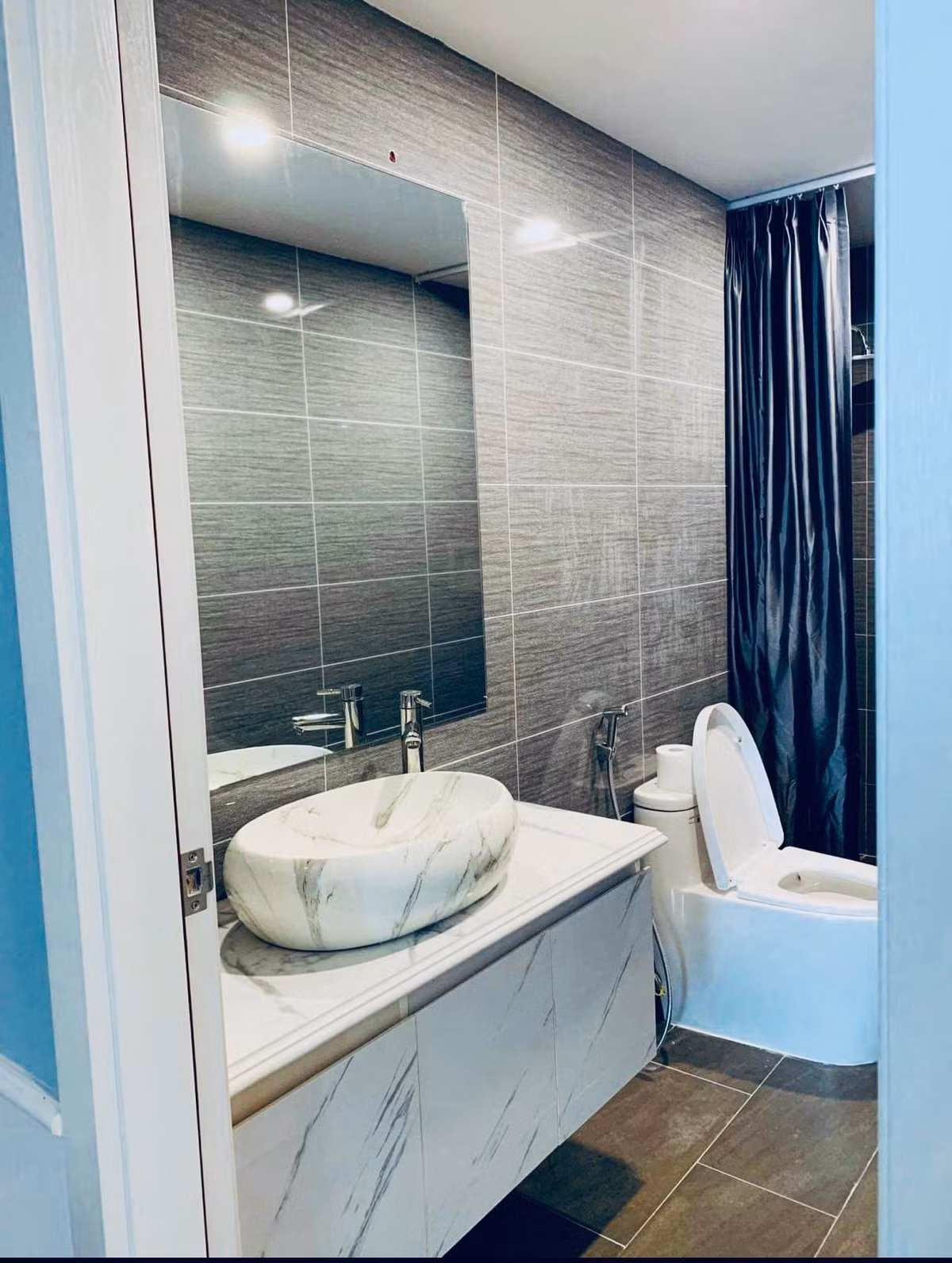 Phòng tắm được trang bị nội thất hiện đại.