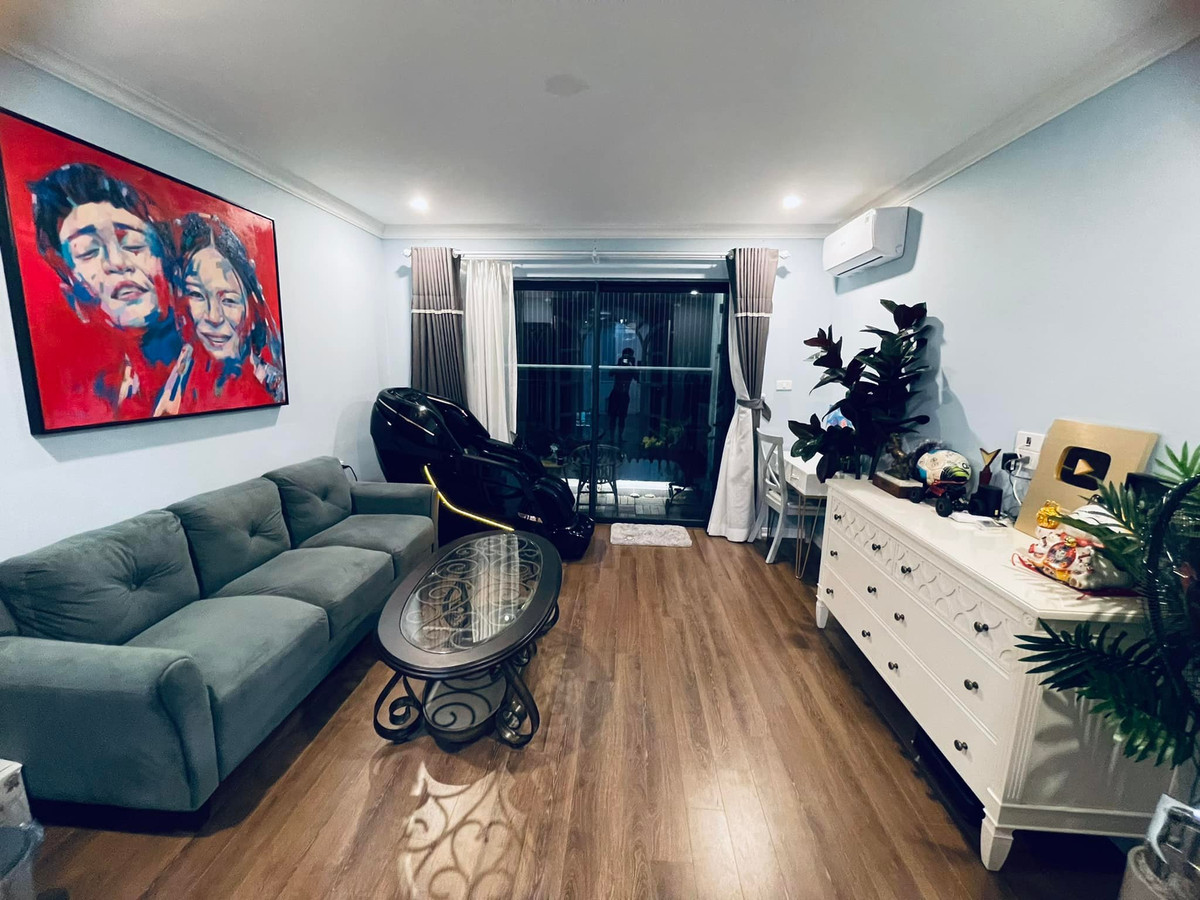 Phòng khách lớn thông với khu vực nấu ăn và sinh hoạt chung.