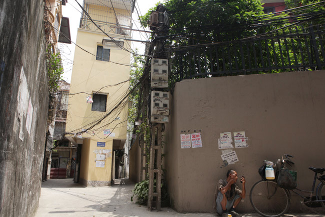 Trước đó, trên nhiều tuyến phố, ngõ ngách ở Hà Nội từng xuất hiện không ít những căn nhà siêu mỏng, siêu mỏng, kỳ dị khiến ai nấy đều ngạc nhiên. Và ngôi nhà 4 tầng nằm trong nghách 102/33 đường Trường Chinh (quận Đống Đa, Hà Nội) là một ví dụ. Ảnh: Dân Việt