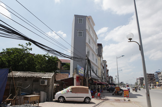 Ngôi nhà có mặt tiền rất rộng nhưng chiều sâu lại rất hẹp. Ảnh: Dân Việt