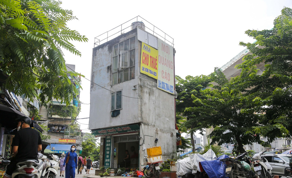 Được biêt, ngôi nhà này nằm ngoài chỉ giới giải phóng mặt bằng tại dự án đường vành đai 2. Theo quy định của thành phố, dự án công trình trọng điểm Vành đai 2, nhà phải dưới 15m2 thì mới thu hồi. Ảnh: Công luận