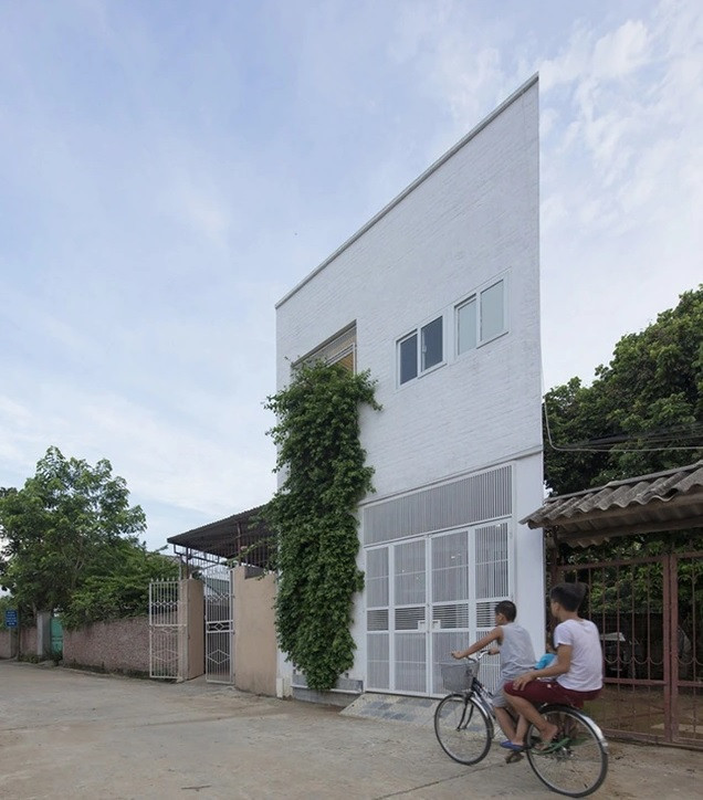 Tọa lạc tại Thạch Thất (Hà Nội), căn nhà "mỏng như tờ giấy" xây trên phần góc xéo cắt ra từ một mảnh đất lớn, hình dạng méo mó và chật chội. Ảnh: Dân trí