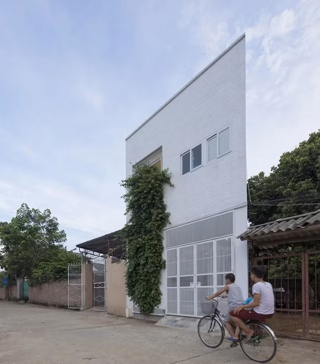 Tọa lạc tại Thạch Thất (Hà Nội), căn nhà "mỏng như tờ giấy" xây trên phần góc xéo cắt ra từ một mảnh đất lớn, hình dạng méo mó và chật chội. Ảnh: Dân trí