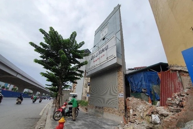 Ngôi nhà sắc lẹm, kỳ dị trên đường Phạm Văn Ðồng. Ảnh: Tiền phong