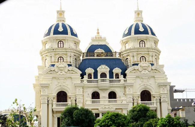 Tháng 9/2020, đại gia xăng dầu Ngô Văn Phát bị bắt tạm giam để điều tra về tội danh ban đầu là mua bán trái phép hóa đơn. Ông Phát sở hữu những căn biệt thự tráng lệ ở Hải Phòng và Thái Bình. Ảnh: Dân Việt