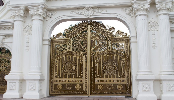 Căn biệt thự trị giá trăm tỷ có họa tiết đẹp, cổng ra vào đều làm bằng đồng khối. Ảnh: Congan