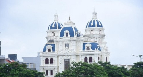 Tòa lâu đài của đại gia xăng dầu ở Hải Phòng được thiết kế theo phong cách Châu Âu với hệ thống cổng, tường kiên cố, có hệ thống camera an ninh giám sát chặt chẽ. Ảnh: Congan