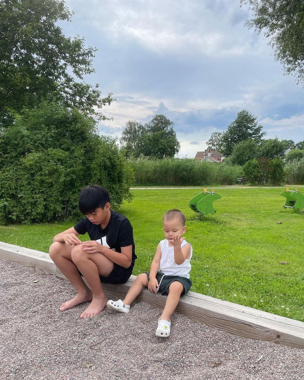 Không gian sống được bao phủ bởi màu xanh ngát của cây trái xum xuê, thảm cỏ cùng tiểu cảnh.