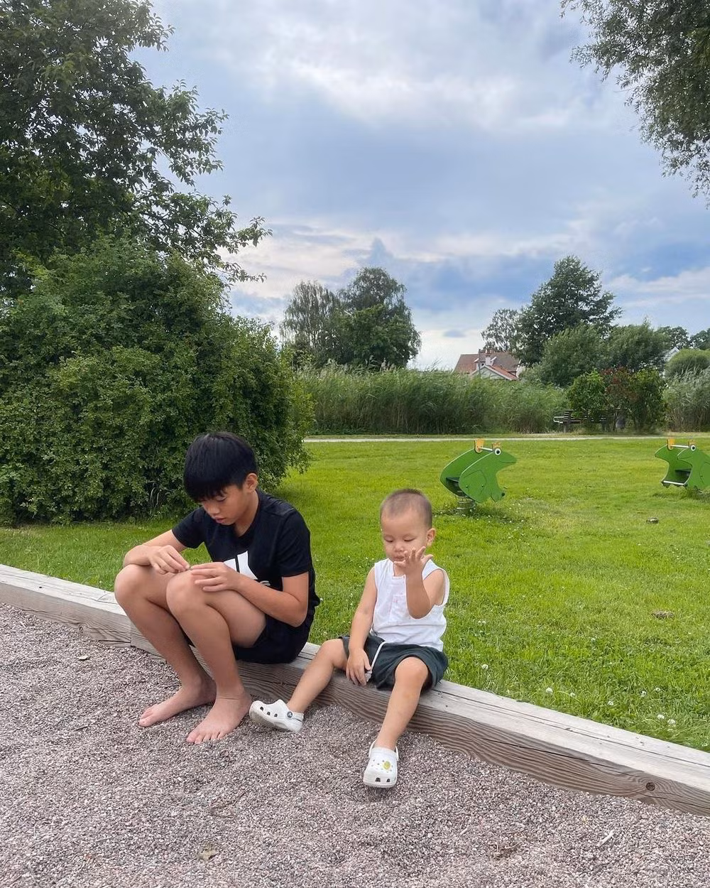 Không gian sống được bao phủ bởi màu xanh ngát của cây trái xum xuê, thảm cỏ cùng tiểu cảnh.