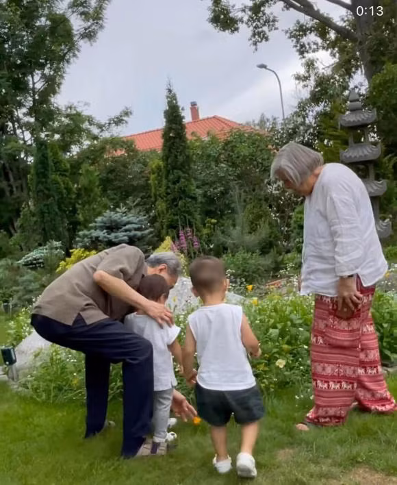 Mới đây, Hà Hồ - Kim Lý đưa cả gia đình nhỏ về Thụy Điển đoàn tụ với ông bà nội. Đây là chuyến về quê nội đầu tiên của cặp song sinh Lisa và Leon.