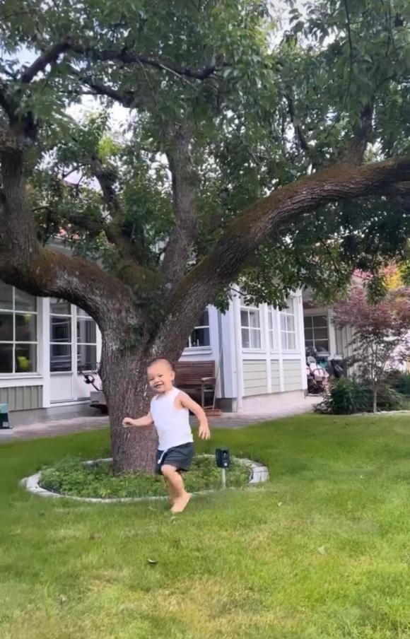 Không gian biệt thự rộng rãi và đồ sộ của bố mẹ Kim Lý ở Thụy Điển khiến khán giả choáng ngợp.