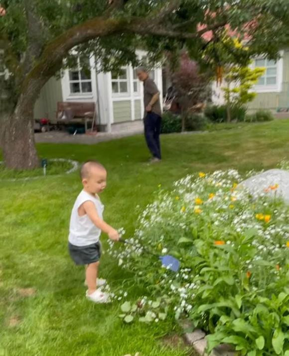 Hai nhóc tì liên tục chạy nhảy trong vườn nhà ông bà nội với sự thích thú khám phá.