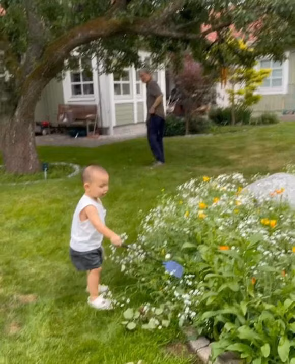 Hai nhóc tì liên tục chạy nhảy trong vườn nhà ông bà nội với sự thích thú khám phá.