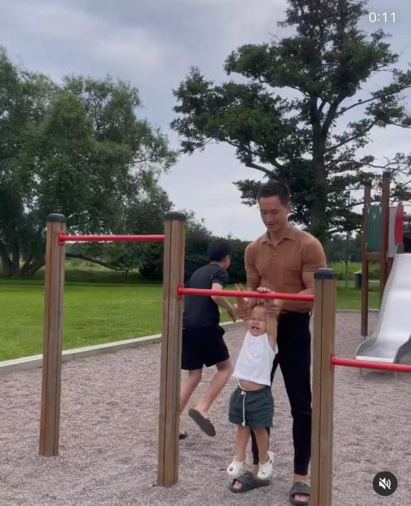 Trong khuôn viên có đủ loại trò chơi cho Lisa và Leon nô đùa.