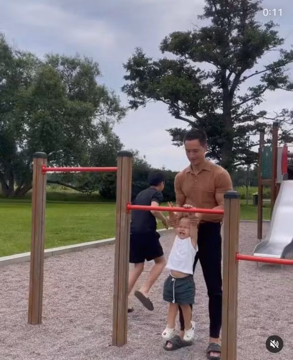 Trong khuôn viên có đủ loại trò chơi cho Lisa và Leon nô đùa.