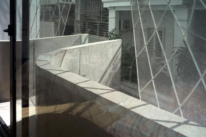 Cấu trúc của ngôi nhà tạo ra khu vườn nhỏ xanh tươi bên trong tràn ngập ánh sáng mặt trời.