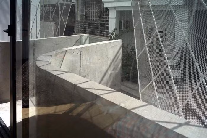 Cấu trúc của ngôi nhà tạo ra khu vườn nhỏ xanh tươi bên trong tràn ngập ánh sáng mặt trời.