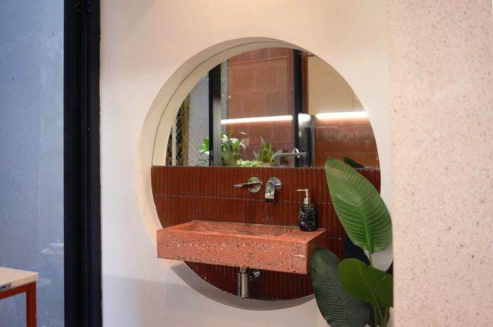 Nhà vệ sinh nhỏ gọn được tô điểm bởi cây xanh. Nguồn ảnh: Nguyen Tuan Nghia