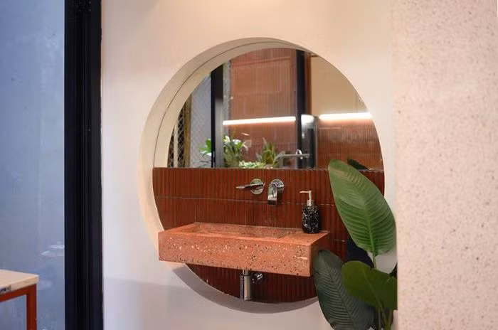 Nhà vệ sinh nhỏ gọn được tô điểm bởi cây xanh. Nguồn ảnh: Nguyen Tuan Nghia