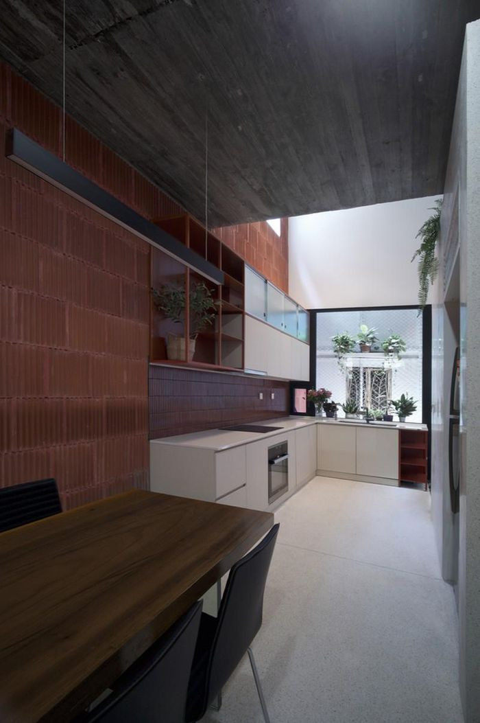 Không gian bếp rộng rãi và đủ sáng.