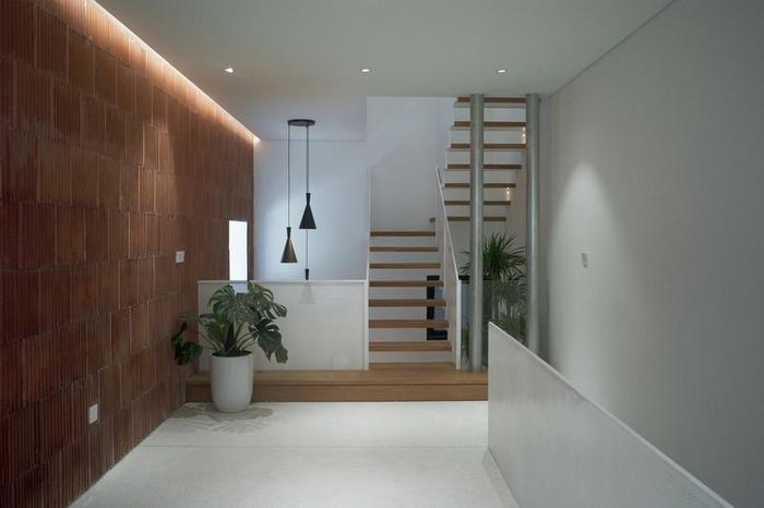 Các không gian riêng tư được kết nối với nhau bằng các khoảng nghỉ giữa các tầng.