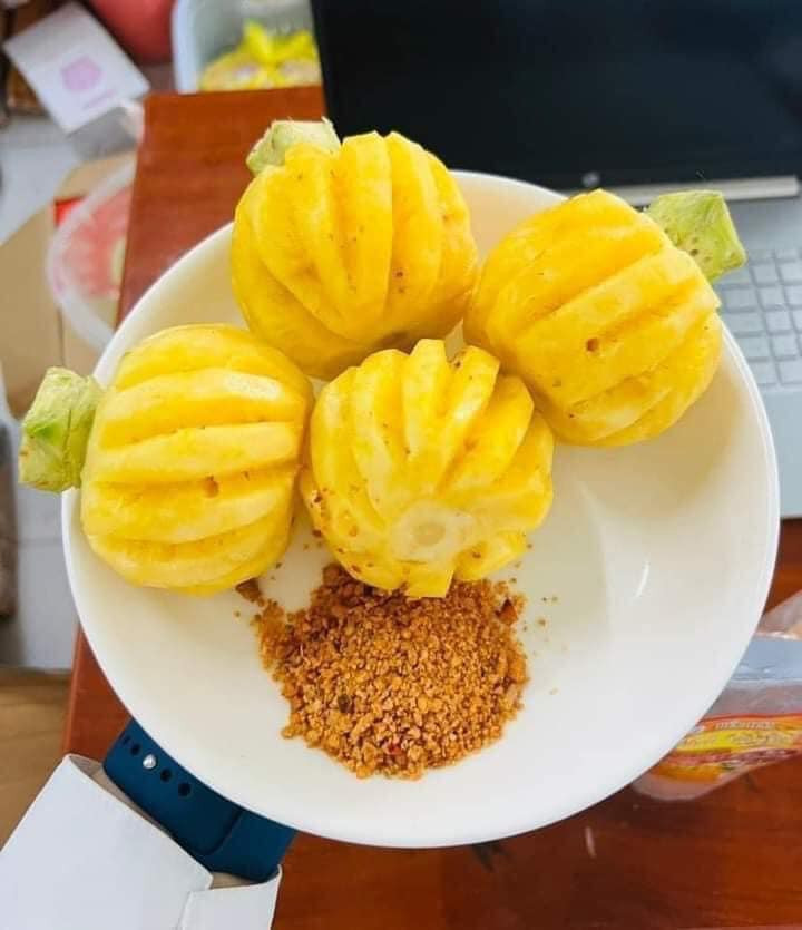 Loại dứa này có kích thước nhỏ hơn rất nhiều so với những giống dứa thông thường, chỉ bằng một quả táo, thậm chí khi gọt hết vỏ thì lọt thỏm trong lòng bàn tay.