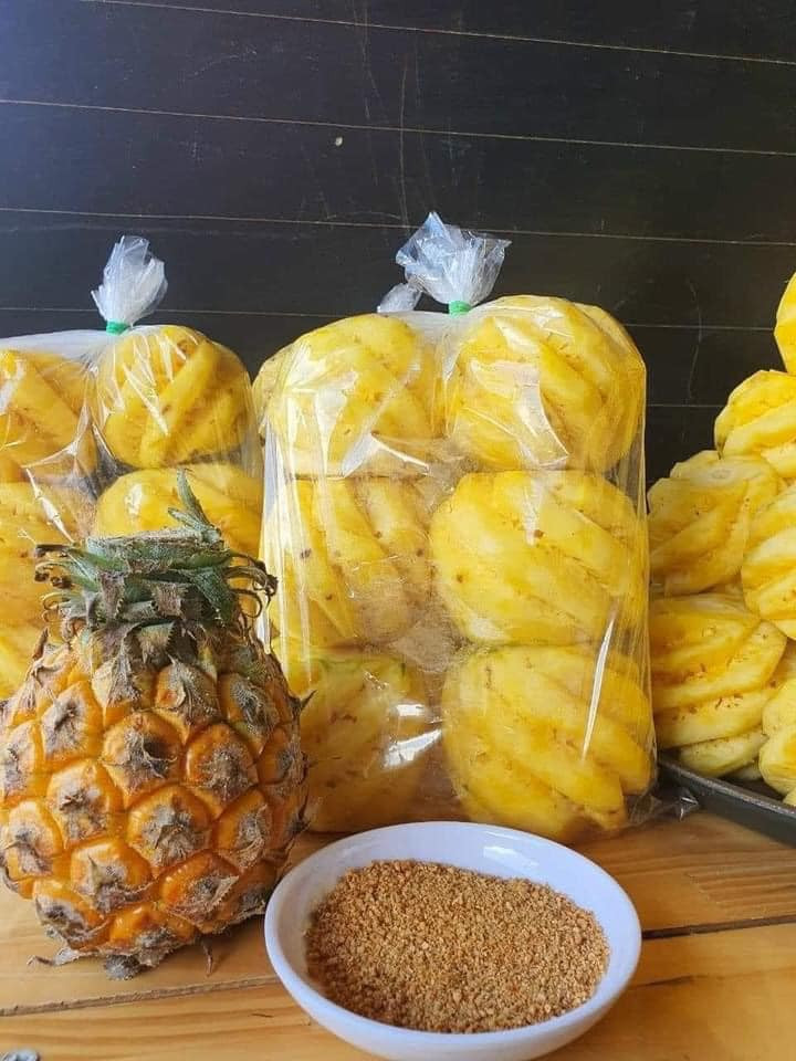 Ngay khi xuất hiện, dứa mini đã khiến rất nhiều tín đồ ăn vặt Sài Gòn, đặc biệt là hội chị em phụ nữ vô cùng tò mò thích thú.