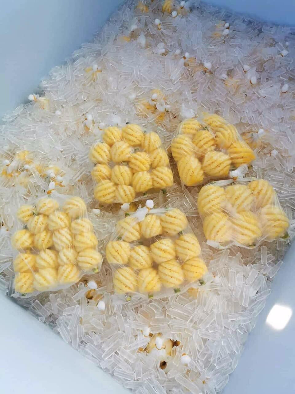 Dứa mini Thái có giá 70.000 đồng/kg (chưa gọt) và 110.000 đồng/kg (gọt sẵn).