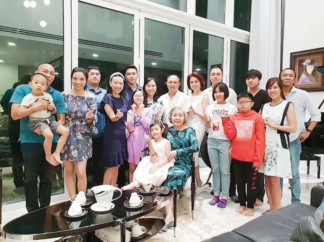 Một mình bà Sơn nuôi dạy 5 người con thành đạt. Ảnh: FBNV