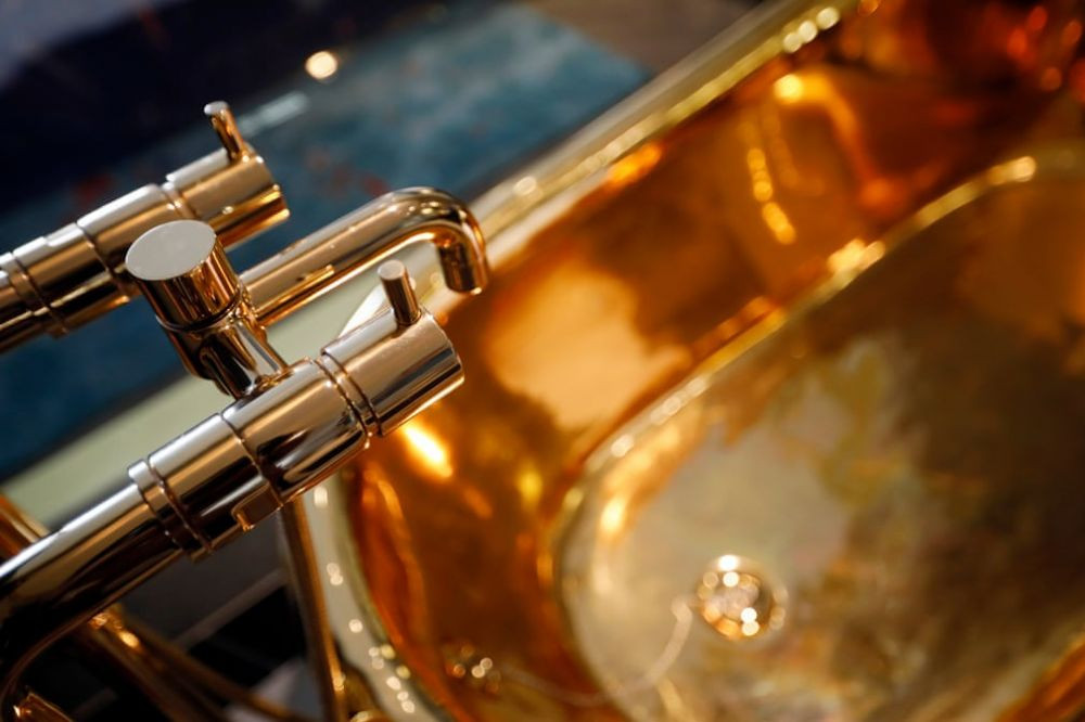 Các phụ kiện trong phòng tắm cũng được mạ vàng. Ảnh: Reuters