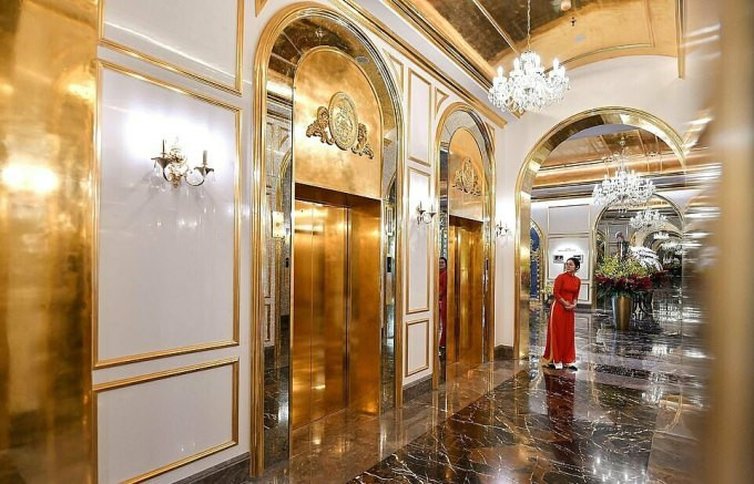 Khu sảnh và cửa khách sạn cũng đều được dát vàng. Ảnh: Reuters