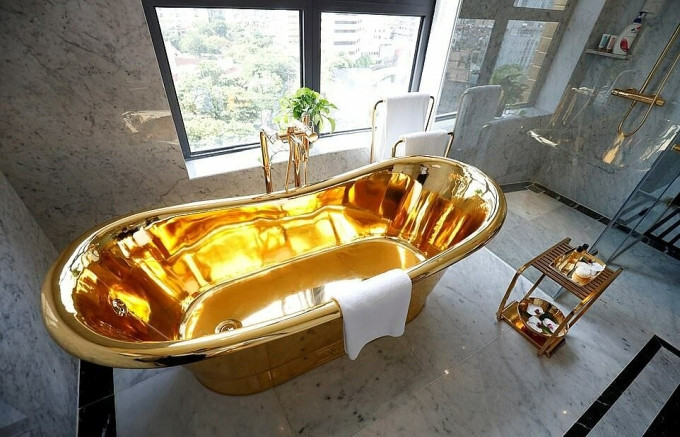 Mọi thứ từ dao, dĩa, cốc, bồn tắm, bồn rửa mặt, thậm chí bồn cầu đều được phủ lớp vàng bắt mắt. Ảnh: Reuters