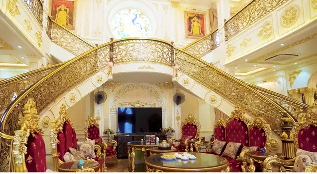 Phòng khách rộng tới 100 m2 với đèn chùm khổng lồ. Ảnh: Odditycentral