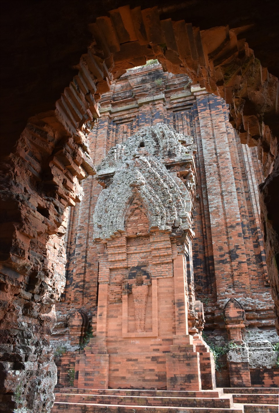 Với vẻ đẹp cổ kính, rêu phong, cùng với những giá trị văn hóa, tháp Bánh Ít được xếp hạng Di tích cấp quốc gia vào năm 1982. Ảnh: Lao động